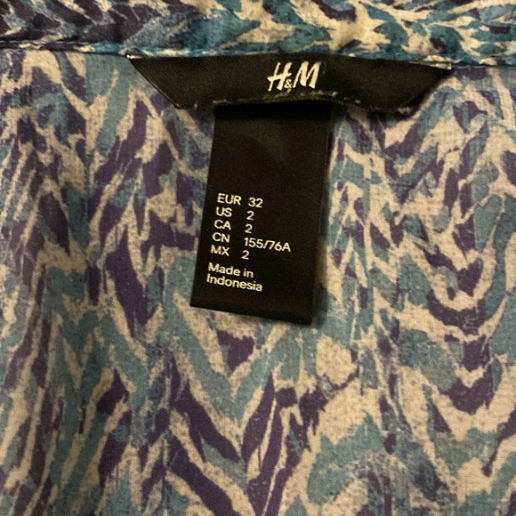 H&M sleeveless button down top - Picture 3 of 4